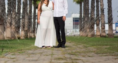 Gelin ve damat parkta yürüyorlar.