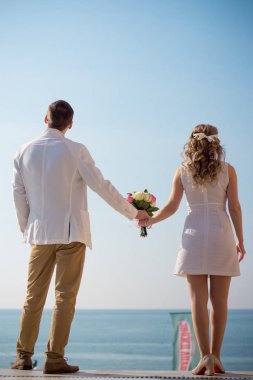 Gelin ve damat sahilde.