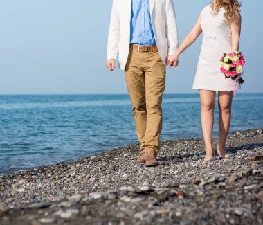 Gelin ve damat sahilde.