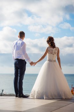 Gelin ve damat sahilde.