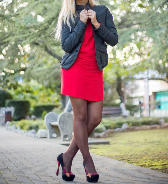 Una Ragazza Sta Riposando Nel Parco — Foto Stock