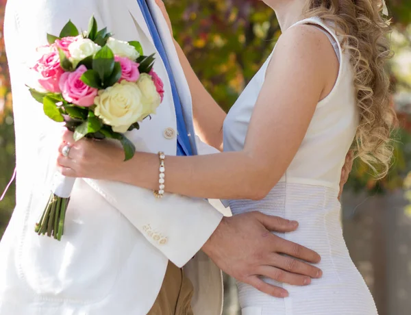 Bruden Och Brudgummen Går Parken — Stockfoto