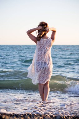 Kumsalda dinlenen kadın.