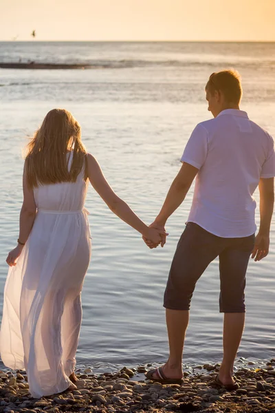 Jovem Casal Feliz Praia — Fotografia de Stock