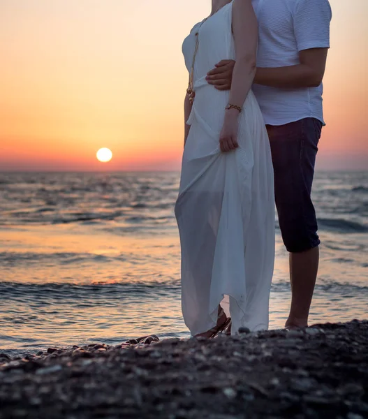 mutlu genç bir çift sahilde