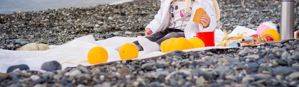 Ragazzina Con Arance Sulla Spiaggia — Foto Stock