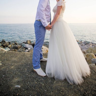 Gelin ve damat sahilde.