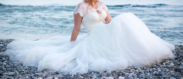 Sposa Che Riposa Sulla Spiaggia — Foto Stock