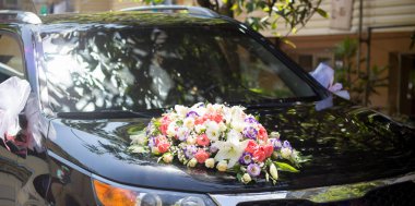 Bir düğün arabası için taze çiçek süslemesi.
