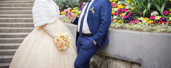 Bride Groom Walking Park — Stock Photo, Image