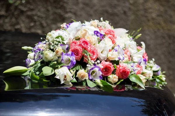 Черный Свадебный Автомобиль Украшен Цветами — стоковое фото