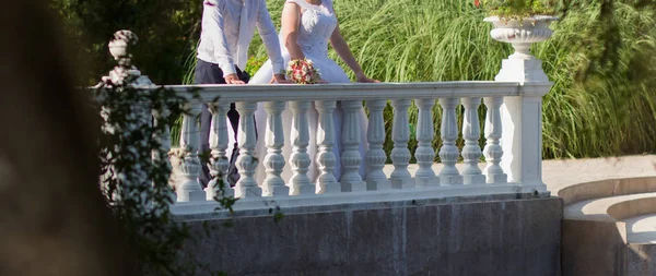 Frischvermählte Stehen Auf Dem Balkon Park — Stockfoto