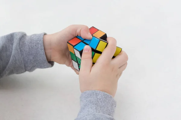 Niño Recoge Cubo Rubiks —  Fotos de Stock
