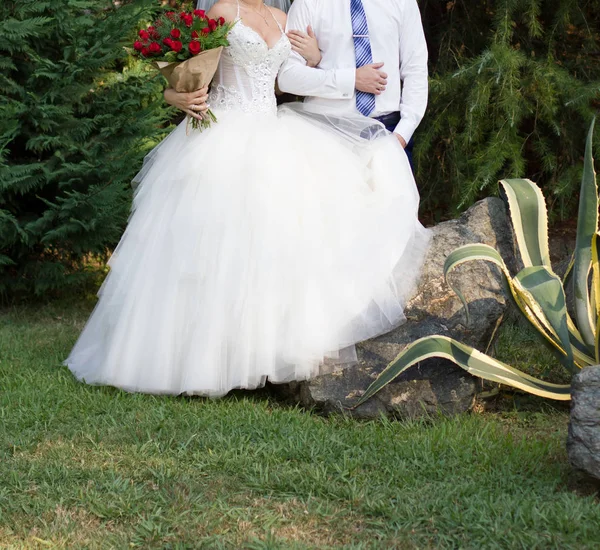 Sposa Sposo Possesso Bouquet Sposa Con Rose — Foto Stock