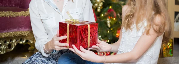 贈り物の中でクリスマス ツリーの近くの女の子 — ストック写真
