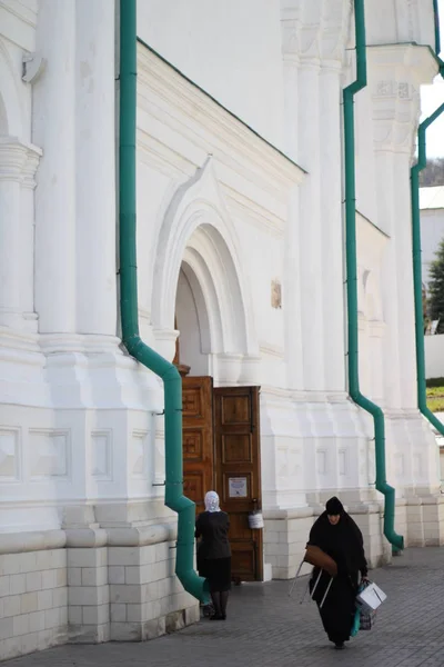 Una Monja Cerca Monasterio Ortodoxo —  Fotos de Stock