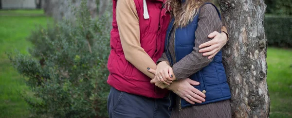 Husband Hugging His Wife Park — Stock Photo, Image