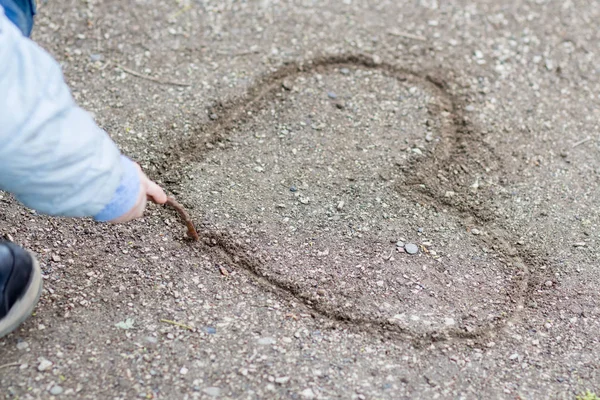 Een Kind Trekt Een Hart Aarde — Stockfoto