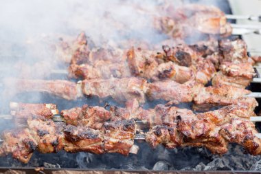 Şiş kebap ızgara yanmış