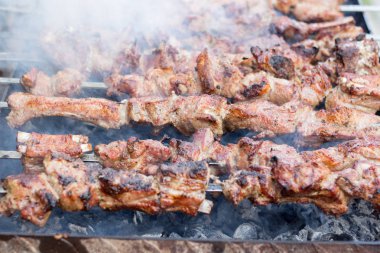 Şiş kebap ızgara yanmış