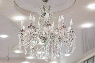 Avize onarımı sonrası yeni bir daire içinde