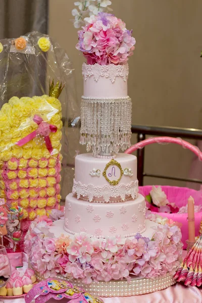 子供の誕生日にピンクのケーキ — ストック写真