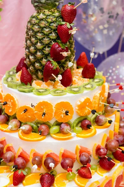 Bolo Com Frutas Aniversário Uma Criança — Fotografia de Stock