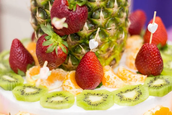 Bolo Com Frutas Aniversário Uma Criança — Fotografia de Stock