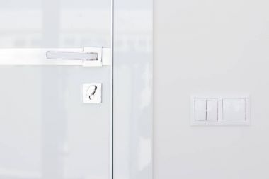 Kolu ve beyaz kapı kilidi