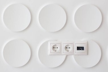 Bir şekilde dekore edilmiş duvar üzerinde soketleri