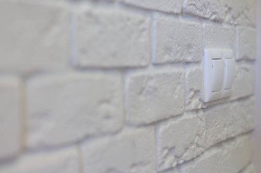 Bir şekilde dekore edilmiş duvar üzerinde soketleri