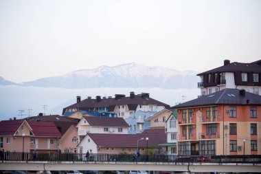 Sochi dağlarda arka planda evleri