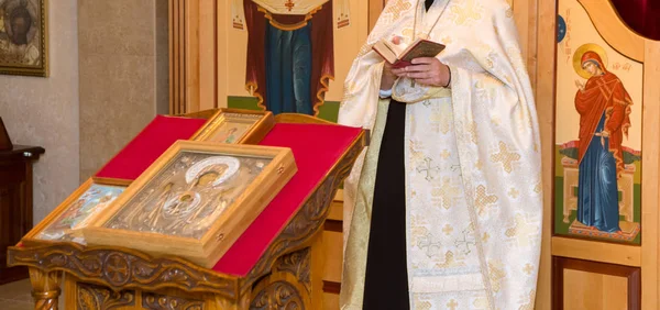Sacerdote Bautizo Iglesia Ortodoxa —  Fotos de Stock