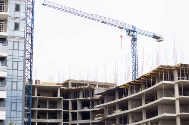 Yapım aşamasında house yakınındaki inşaat vinç