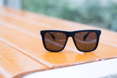 Tezgah üzerinde güneş gözlüğü