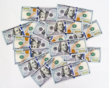 Beyaz bir arka plan üzerinde yeni bill dolar