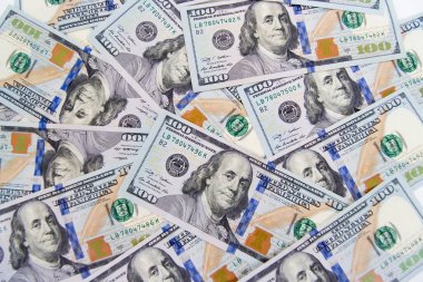Beyaz bir arka plan üzerinde yeni bill dolar