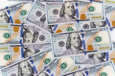 Beyaz bir arka plan üzerinde yeni bill dolar