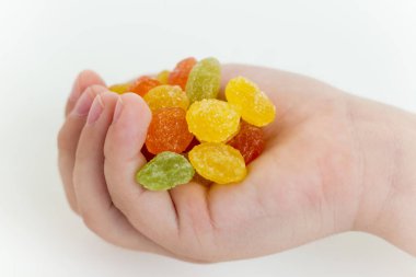 Bir çocuk lolipop elinde tutuyor.