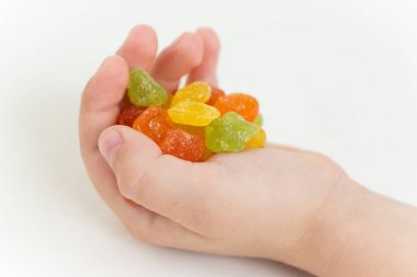 Bir çocuk lolipop elinde tutuyor.