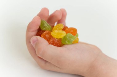 Bir çocuk lolipop elinde tutuyor.