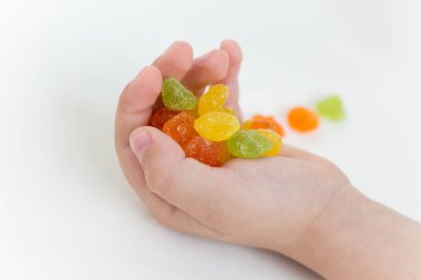 Bir çocuk lolipop elinde tutuyor.