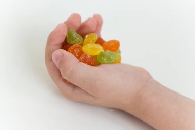 Bir çocuk lolipop elinde tutuyor.