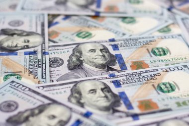 Beyaz bir arka plan üzerinde yeni bill dolar