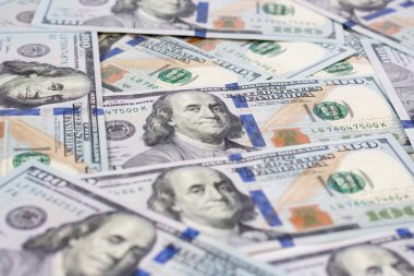 Beyaz bir arka plan üzerinde yeni bill dolar