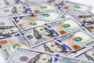Beyaz bir arka plan üzerinde yeni bill dolar