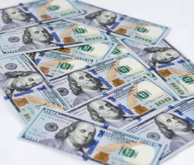 Beyaz bir arka plan üzerinde yeni bill dolar