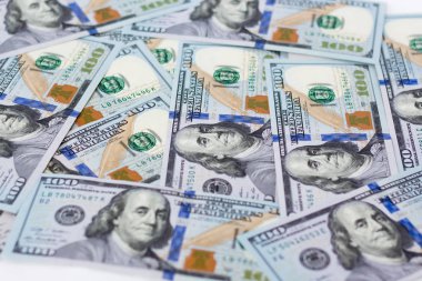 Beyaz bir arka plan üzerinde yeni bill dolar