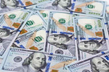 Beyaz bir arka plan üzerinde yeni bill dolar