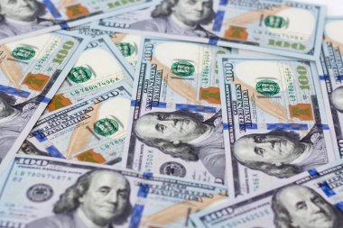 Beyaz bir arka plan üzerinde yeni bill dolar